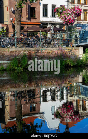 Casa Romantica facciata esterna della destinazione di viaggio sightseeing twillight canale navigabile canale barca. Fiume Dijle, Mechelen, Belgio. Foto Stock