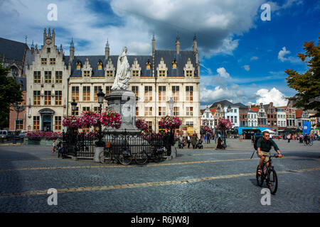 Noleggio passando davanti al Grote Markt (piazza principale), Mechelen, Belgio Foto Stock