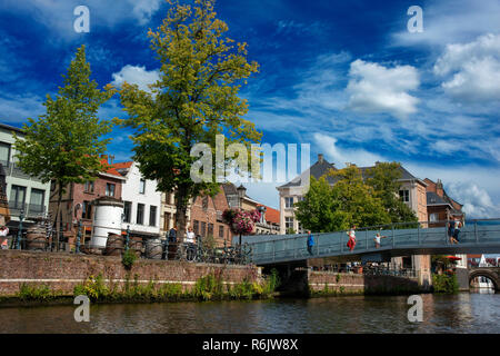 Gita in barca nel fiume Dijle, Mechelen, Belgio. Case romantica facciata. Foto Stock