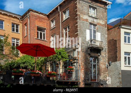 Casa Romantica facciata esterna della destinazione di viaggio sightseeing twillight canale navigabile canale barca. Fiume Dijle, Mechelen, Belgio. Foto Stock