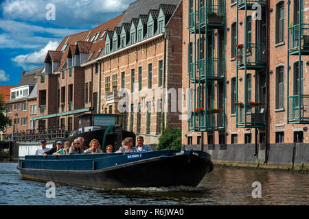 Gita in barca nel fiume Dijle, Mechelen, Belgio. Case romantica facciata. Foto Stock