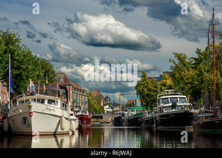 Gita in barca nel fiume Dijle, Mechelen, Belgio. Case romantica facciata. Foto Stock