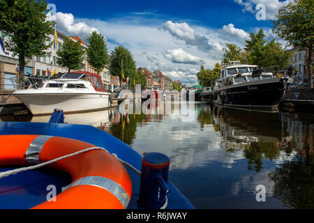 Gita in barca nel fiume Dijle, Mechelen, Belgio. Case romantica facciata. Foto Stock