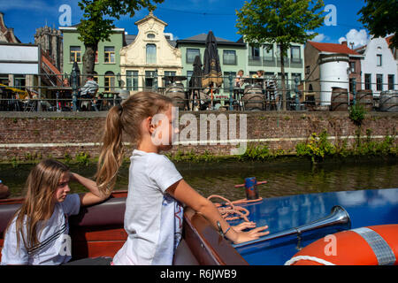 Gita in barca nel fiume Dijle, Mechelen, Belgio. Case romantica facciata. Foto Stock