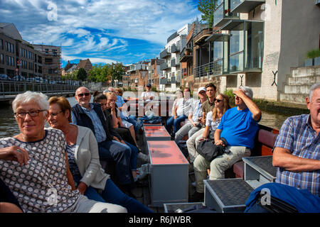 Gita in barca nel fiume Dijle, Mechelen, Belgio. Case romantica facciata. Foto Stock