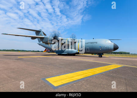 Luftwaffe German Air Force Airbus A400M Atlas 54+10 aereo da trasporto al Royal International Air Tattoo, RIAT, RAF Fairford Air Show. Rullante Foto Stock