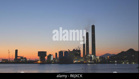 La stazione di alimentazione in Isola di Lamma alla sera Foto Stock