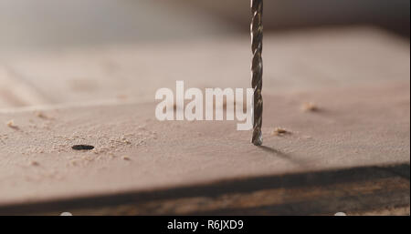 Perforatrice elettrica sul tavolato in legno Foto Stock