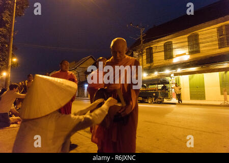 Alimentazione dei monaci. Il rituale è chiamato Tak Bat, Luang Prabang, Laos. Foto Stock