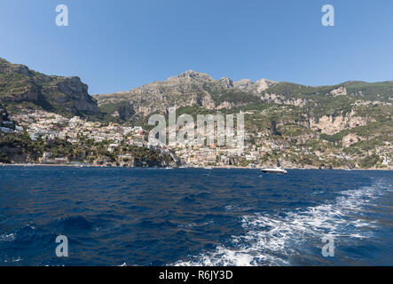 Colorato Positano, la perla della Costiera Amalfitana, con le sue variopinte case e immobili arroccato su una collina che si affaccia sul mare. Italia Foto Stock