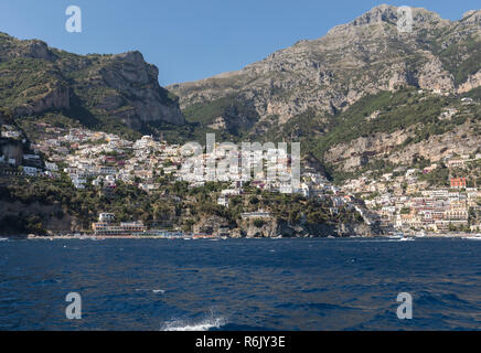 Colorato Positano, la perla della Costiera Amalfitana, con le sue variopinte case e immobili arroccato su una collina che si affaccia sul mare. Italia Foto Stock