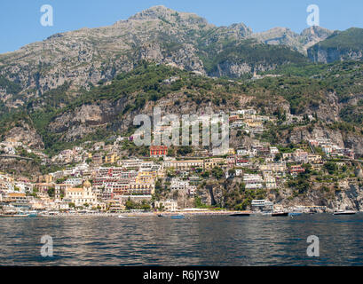 Colorato Positano, la perla della Costiera Amalfitana, con le sue variopinte case e immobili arroccato su una collina che si affaccia sul mare. Italia Foto Stock