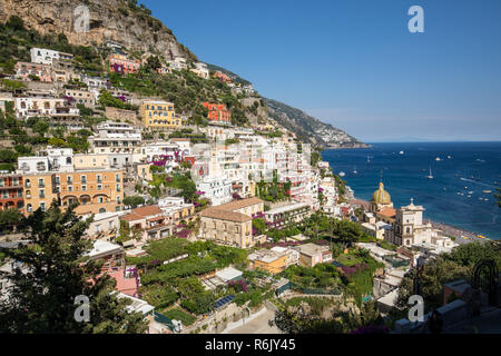 Colorato Positano, la perla della Costiera Amalfitana, con le sue variopinte case e immobili arroccato su una collina che si affaccia sul mare. Italia Foto Stock