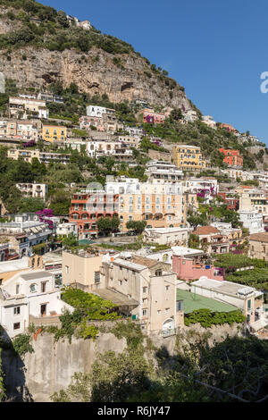 Colorato Positano, la perla della Costiera Amalfitana, con le sue variopinte case e immobili arroccato su una collina che si affaccia sul mare. Italia Foto Stock