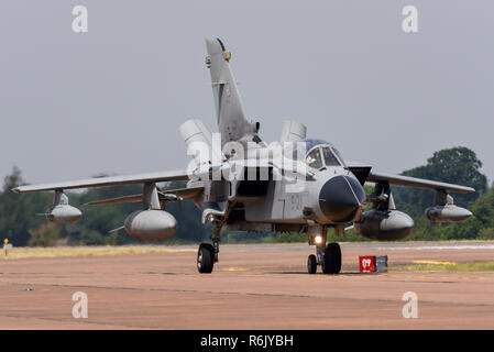 Italian Air Force Panavia Tornado IDS al Royal International Air Tattoo, RIAT, RAF Fairford Airshow. MM7031, 6-21 dell'Aeronautica militare. Freni pneumatici Foto Stock