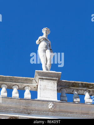 Biblioteca Nazionale di San Marco (Biblioteca Marciana), la statua in cima, Venezia, Italia Foto Stock