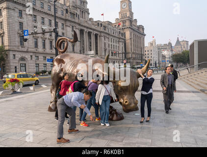 I turisti nella parte anteriore del toro infuria sul Bund Shanghai Foto Stock