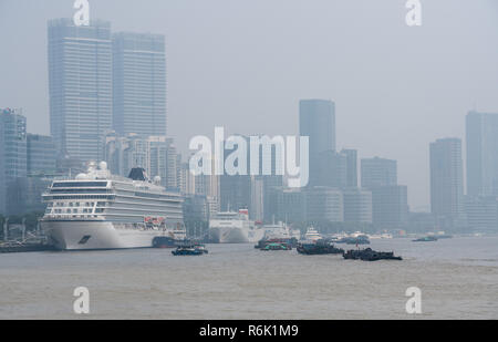 Viking Orion nave da crociera ancorata a Shanghai il giorno smoggy Foto Stock