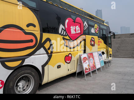 La donazione di sangue autobus parcheggiato in Shanghai Foto Stock