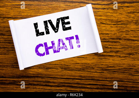 La parola, la scrittura Live Chat . Il concetto di business per la comunicazione Livechat scritto su una nota adesiva sulla carta il legno in legno struttura visibile sullo sfondo. Foto Stock