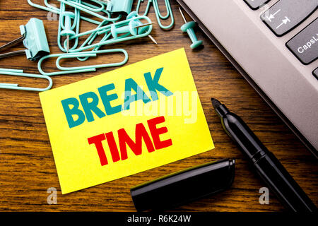 Annuncio della scrittura testo che mostra il tempo di rottura. Il concetto di business per smettere di pausa dal seminario di lavoro scritto su una nota adesiva carta sullo sfondo di legno accanto alla tastiera portatile con marcatore Foto Stock