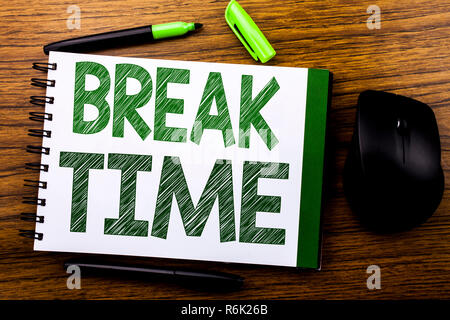 Annuncio della scrittura testo che mostra il tempo di rottura. Il concetto di business per smettere di pausa dal seminario di lavoro scritto sul libro dei notebook nota la carta sullo sfondo di legno. Parola verde lettere. Accanto al mouse. Foto Stock