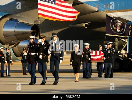 Servizio congiunto pallbearers portare la bandiera-drappeggiato scrigno di ex Presidente George W Bush come si arriva da Houston a bordo di Air Force One Dicembre 3, 2018 in Andrews, Maryland. Bush, la quarantunesima edizione del presidente, morì nella sua casa di Houston all'età 94. Foto Stock