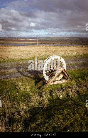 La ruota della puleggia a Fochriw vicino alla miniera di carbone alimentatore di miniera di stagno - Lavorazioni abbandonato verso la fine del XIX secolo il patrimonio industriale, South Wales, Regno Unito Foto Stock