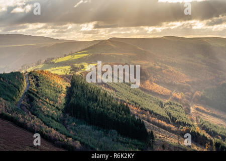 Vista panoramica attraverso il paesaggio come si vede da Tor-y-foel montagna nel Parco Nazionale di Brecon Beacons durante l'autunno, POWYS, GALLES. Regno Unito Foto Stock