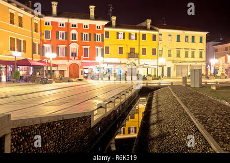 La piazza centrale colorata architettura nella città italiana di Palmanova vista serale Foto Stock