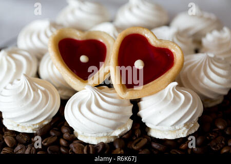 French vanilla meringue cookies e due Cuori dolci Foto Stock