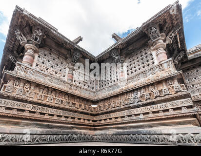 Belur, Karnataka, India - 2 Novembre 2013: Chennakeshava Tempio. Primo piano della pietra grigia e marrone e pareti d'angolo del tempio Kesava. Abbondanza di sculptur Foto Stock