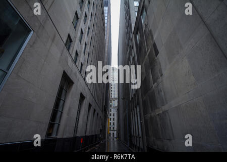 MONTREAL, Canada - 3 Novembre 2018: Dead End Street presso il fondo di grattacieli nel centro cittadino di Montreal, in Quebec, Canada, nel CBD. Montreal è una delle principali Foto Stock