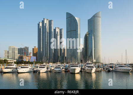 Busan vista dello skyline della citta' al distretto di Haeundae, Gwangalli spiaggia con yacht pier di Busan, Corea del Sud. Foto Stock