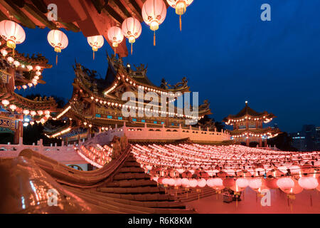 Cinese tradizionale lanterne in visualizzazione Thean Hou Tempio illuminato per il nuovo anno cinese festival, Kuala Lumpur, Malesia. Foto Stock