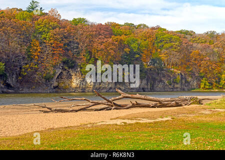 Tranquillo Fiume Bluff in autunno Foto Stock