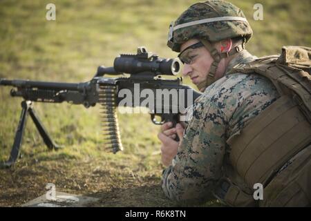 Cpl. John Brody compete con un M249 squad arma automatica, 18 maggio 2017, presso l'esercito australiano delle competenze a bracci incontro in Puckapunyal, Australia. L'incontro ha riunito 20 paesi per due settimane per competere, imparare e costruire migliori alleanze. Il servizio i membri hanno gareggiato in più di 60 corrispondenze di scatto con una varietà di armi, comprese la pistola, fucile e mitragliatrice. Brody, nativo di Springfield, Virginia, è un rifleman con 3° Battaglione, 4° Reggimento Marine. Il battaglione è dispiegato in Australia con Marine forza rotazionale di Darwin. Foto Stock