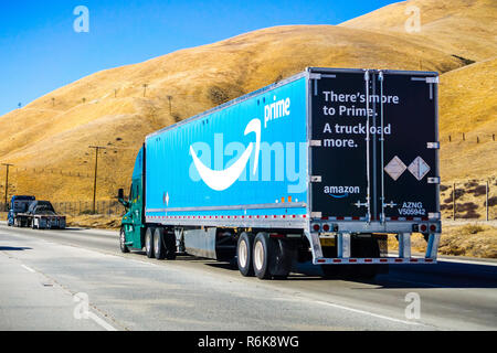 Dicembre 2, 2018 Los Angeles / CA / STATI UNITI D'AMERICA - Amazon carrello guida sulla interstatale, il grande primo logo stampato sul lato Foto Stock