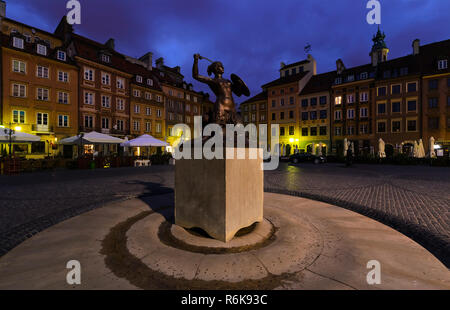 Varsavia, Polonia - 1 maggio: statua della sirenetta la spada e la benna il 1 maggio 2017 a Varsavia. Mermaid (sirena) in piedi nella città vecchia è una città di Varsavia sym Foto Stock