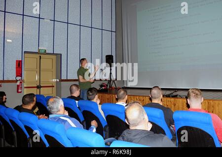 Stati Uniti Air Force MSgt Teddy S. Ennis, sistema capo di volo, dal 731st munizione Squadron, mutandine nella Comunità durante il motociclo Mentorship programma rally e sicurezza giorno a Camp Darby, Post Theatre, Livorno, Italia, 19 maggio 2017. ( Foto Stock