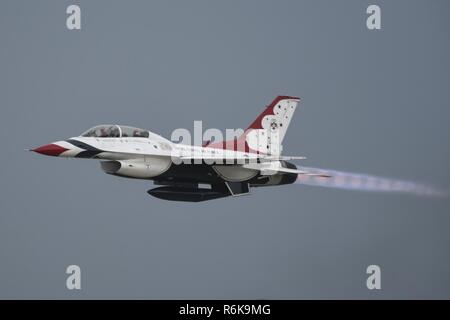 Miss Oklahoma 2016, Sarah Klein, gite nel sedile posteriore di una Thunderbirds F-16D nel pieno afterburner con Lt. Col. Kevin Walsh, Thunderbirds operations officer, ai comandi durante un volo di orientamento prima di Tinker Air Force Base Star Lamas Salute air show Maggio 18, 2017, Tinker Air Force Base in Oklahoma. Klein tirata 9.2 Gs nel suo volo che è durato poco più di un'ora. Foto Stock