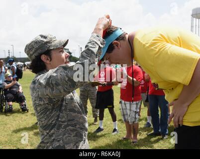 Col. Jeannine Ryder, 81st Medical Group commander, presenta una medaglia a Jennifer Didlake, Area 17 atleta, durante le Olimpiadi Speciali Mississippi 2017 Giochi estivi maggio 20, 2017, su Keesler Air Force Base, Miss. Fondata nel 1968, Special Olympics ospita eventi sportivi di tutto il mondo per le persone di tutte le età con esigenze speciali per includere più di 700 atleti provenienti dal Mississippi. Foto Stock