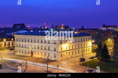 Uno dei molti splendidi edifici in città vecchia a Wroclaw in Polonia. Vista aerea di sera. Foto Stock