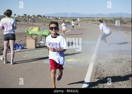 La Gioventù e Teen Center ha ospitato la tecnica BLAST COLOUR RUN 5K e l'America's Forze Armate Kids Fun run a Holloman Air Force Base, N.M il 20 maggio 2017. Durante la corsa, i bambini più in giovane età eseguire un mezzo miglio, sette e otto anni eseguire un miglio e i figli più grandi di eseguire due miglia. Foto Stock