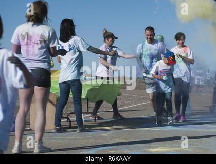 La Gioventù e Teen Center ha ospitato la tecnica BLAST COLOUR RUN 5K e l'America's Forze Armate Kids Fun run a Holloman Air Force Base, N.M il 20 maggio 2017. Durante la corsa, i bambini più in giovane età eseguire un mezzo miglio, sette e otto anni eseguire un miglio e i figli più grandi di eseguire due miglia. Foto Stock