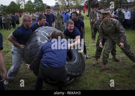 Marine enlistees dalla sottostazione di reclutamento Southern Maine partecipare in un pneumatico-flip sfida durante il reclutamento annuale stazione All-Hands Portsmouth funzione piscina a Fort Devens, Massachusetts, 14 maggio 2017. La funzione è un evento di due giorni che ti aiuta a preparare la stazione di enlistees per reclutare la formazione. Foto Stock