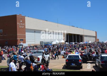 La stella Lamas Salute Air Show a Tinker Air Force Base, Okla., si è svolto il 20-21 maggio 2017. Il 2017 ha segnato il settantacinquesimo anniversario della nascita di Tinker AFB, il quarantacinquesimo anniversario della 507th Air Refuelling Ala e il quarantesimo anniversario di E-3 Sentry a Tinker AFB. Gli Stati Uniti Air Force aria squadrone dimostrativo o Thunderbirds, ha messo in evidenza la mostra, accompagnati da molti altri aeromobili compresi: KC-135 Stratotanker, E-3 Sentry, E-6B Mercurio, F-35un fulmine II, F-18 Hornet e un patrimonio volo del P Mustang tra gli altri. Foto Stock