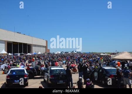 La stella Lamas Salute Air Show a Tinker Air Force Base, Okla., si è svolto il 20-21 maggio 2017. Il 2017 ha segnato il settantacinquesimo anniversario della nascita di Tinker AFB, il quarantacinquesimo anniversario della 507th Air Refuelling Ala e il quarantesimo anniversario di E-3 Sentry a Tinker AFB. Gli Stati Uniti Air Force aria squadrone dimostrativo o Thunderbirds, ha messo in evidenza la mostra, accompagnati da molti altri aeromobili compresi: KC-135 Stratotanker, E-3 Sentry, E-6B Mercurio, F-35un fulmine II, F-18 Hornet e un patrimonio volo del P Mustang tra gli altri. Foto Stock