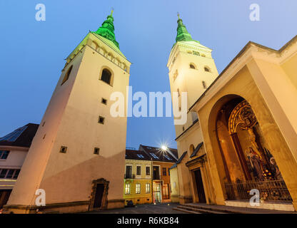 Cattedrale della Trinità di Zilina, la Slovacchia in serata. Foto Stock