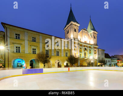 Pista di pattinaggio su ghiaccio in Piazza Principale del Mercato di Zilina, la Slovacchia a Natale.